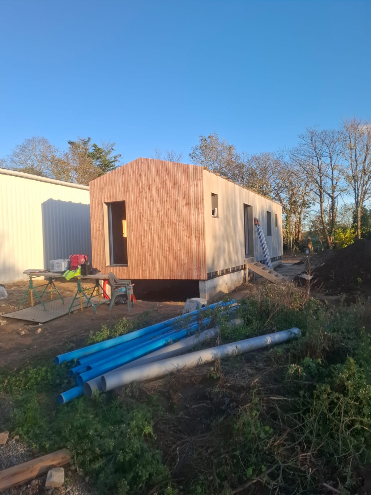 Bureaux à ossature bois vus depuis le jardin, volumétrie contemporaine