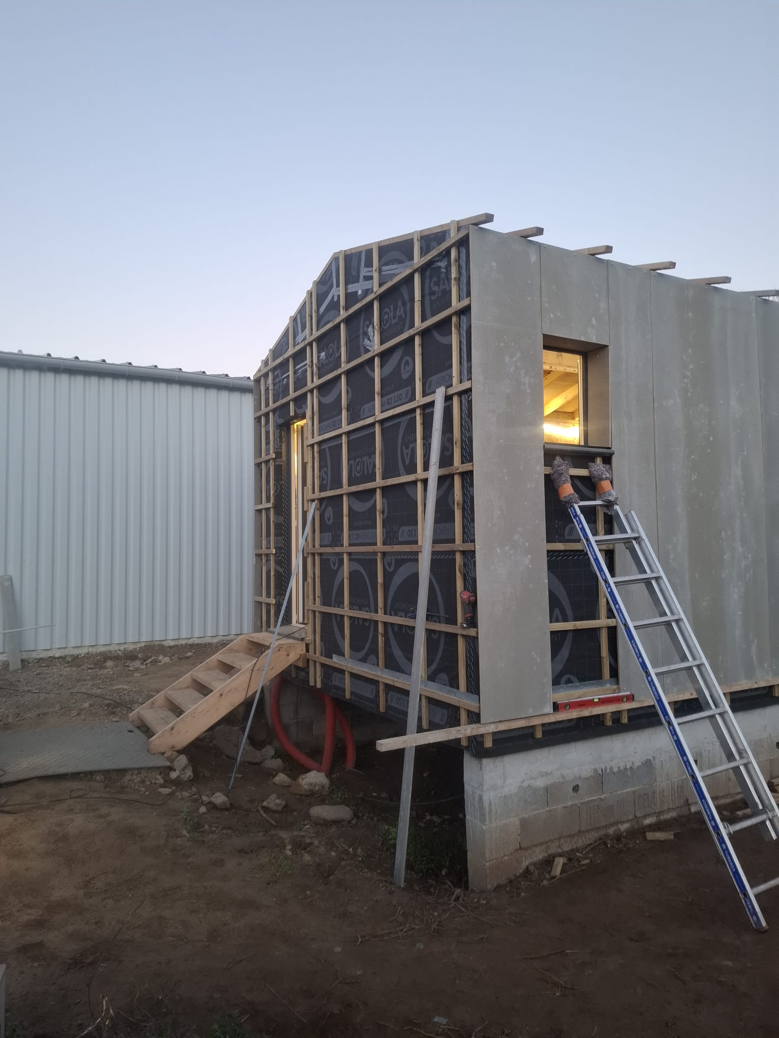Pose du bardage sur ossature ventilée et pare-pluie en cours de chantier