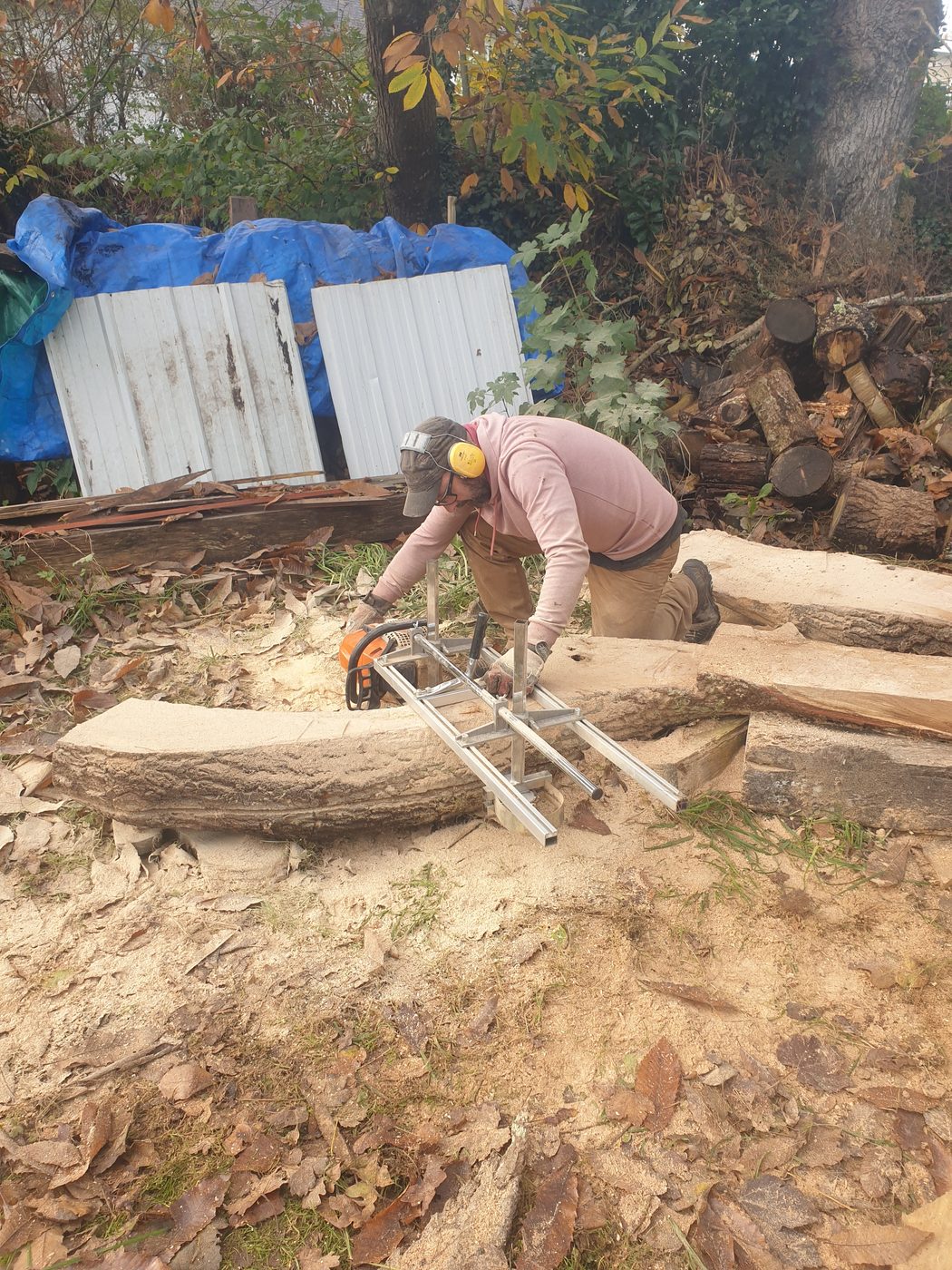Sélection et découpe en forêt de la pièce de bois destinée à la console