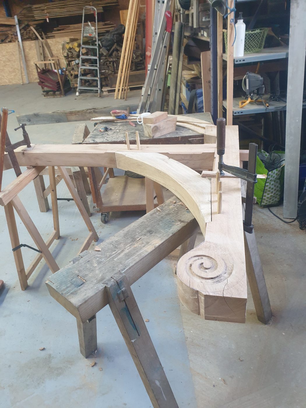 Console en chêne assemblée en atelier, jambe de force courbe et volute sculptée