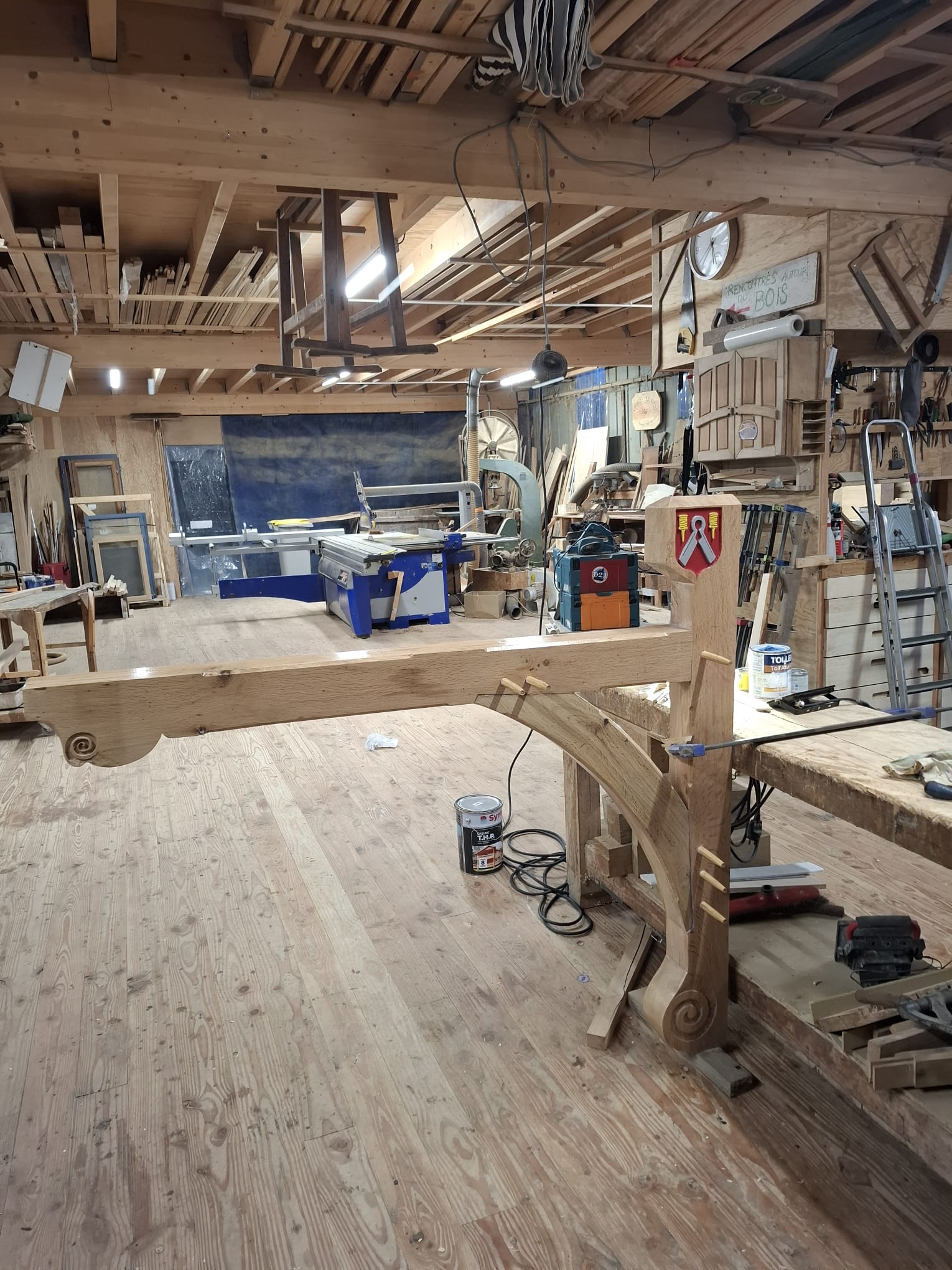 Console en chêne assemblée dans l'atelier, vue d'ensemble