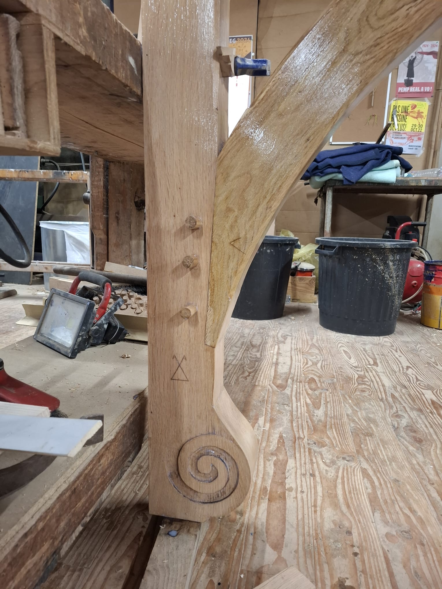 Détail de la console : volute sculptée, chevilles et marques d'établissement