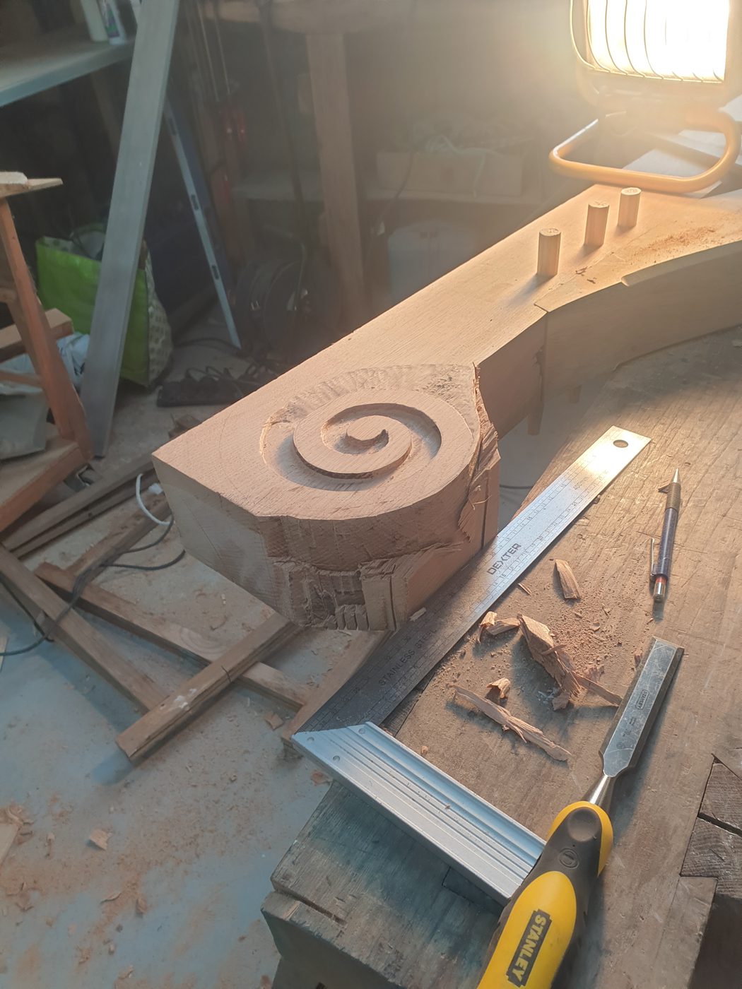Sculpture de la volute au ciseau à bois