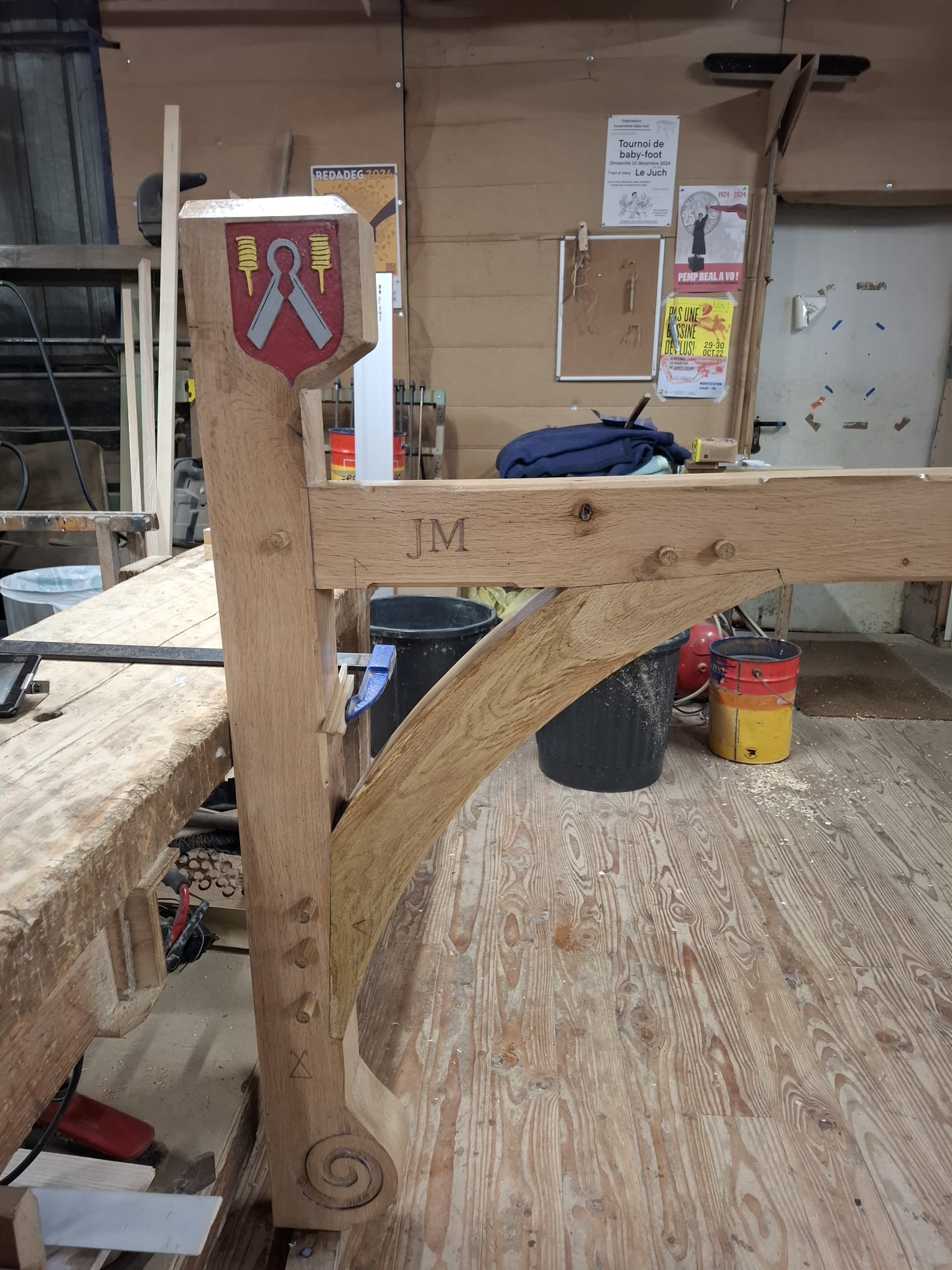Console en chêne finie en atelier : blason peint, initiales JM et chevilles en bois