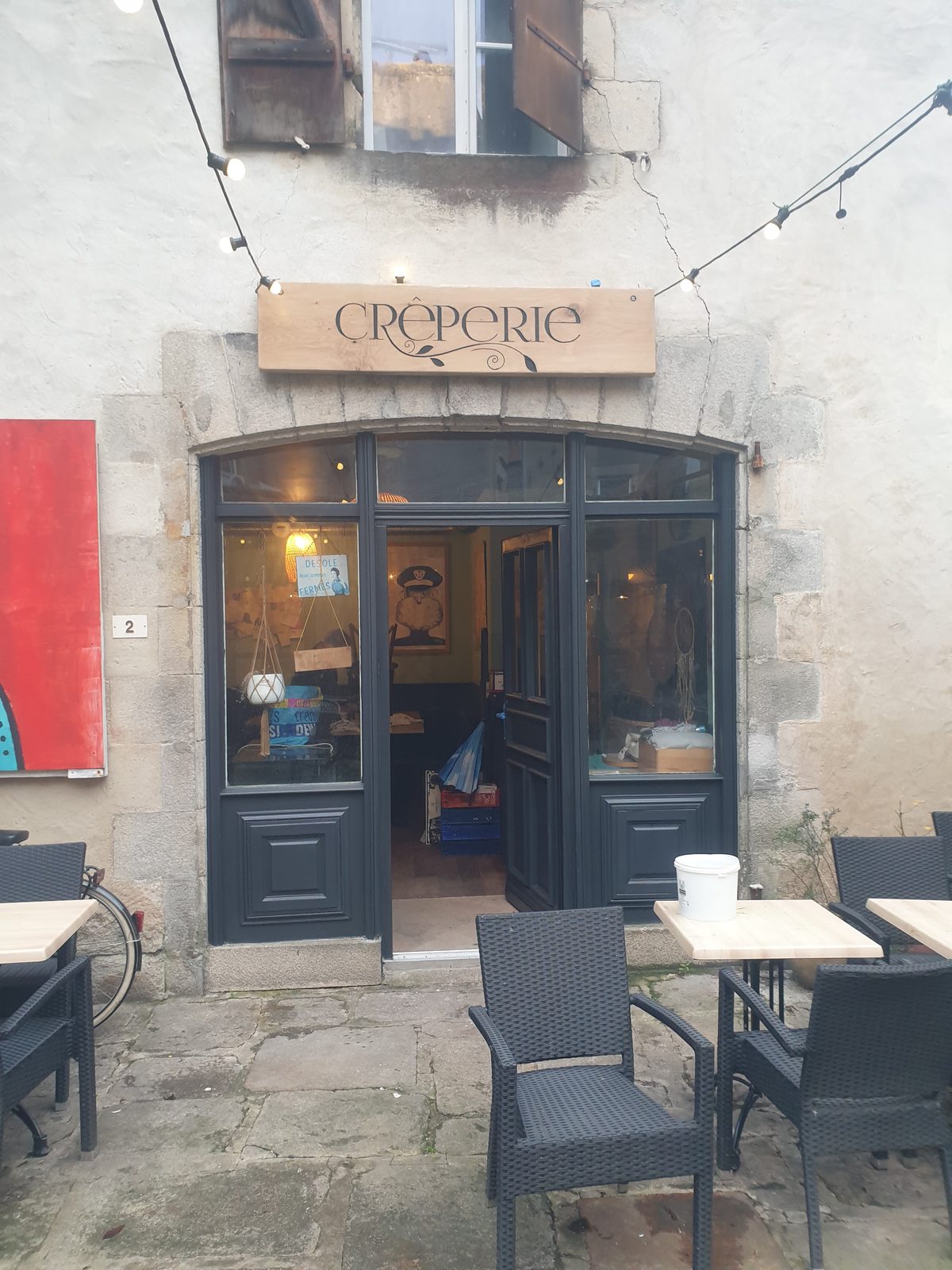 Enseigne « Crêperie » au-dessus de la devanture de la crêperie Ty Loulic, Cour Jacob à Quimper