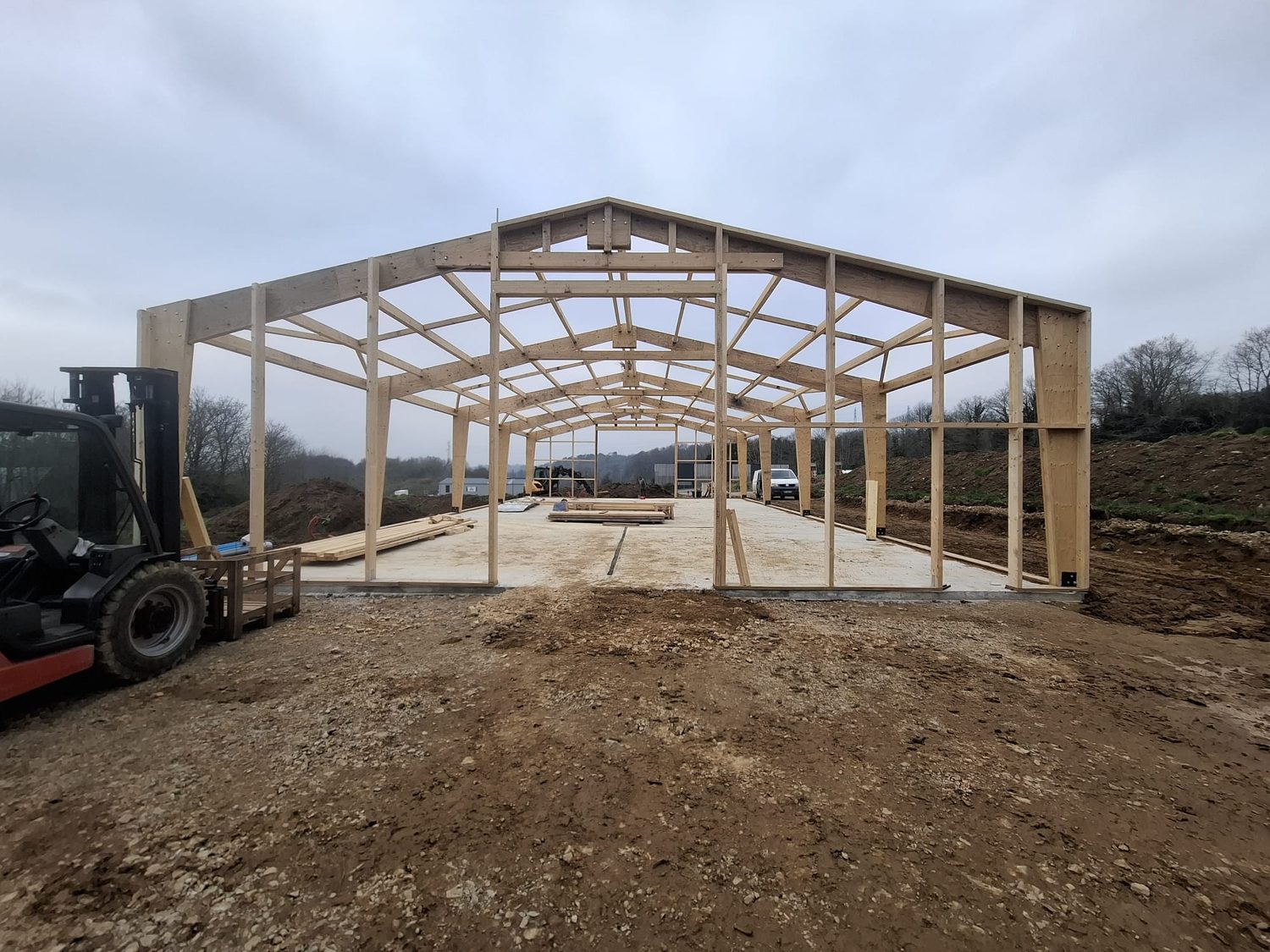 Charpente bois du hangar de 300 m², vue d'ensemble depuis le pignon