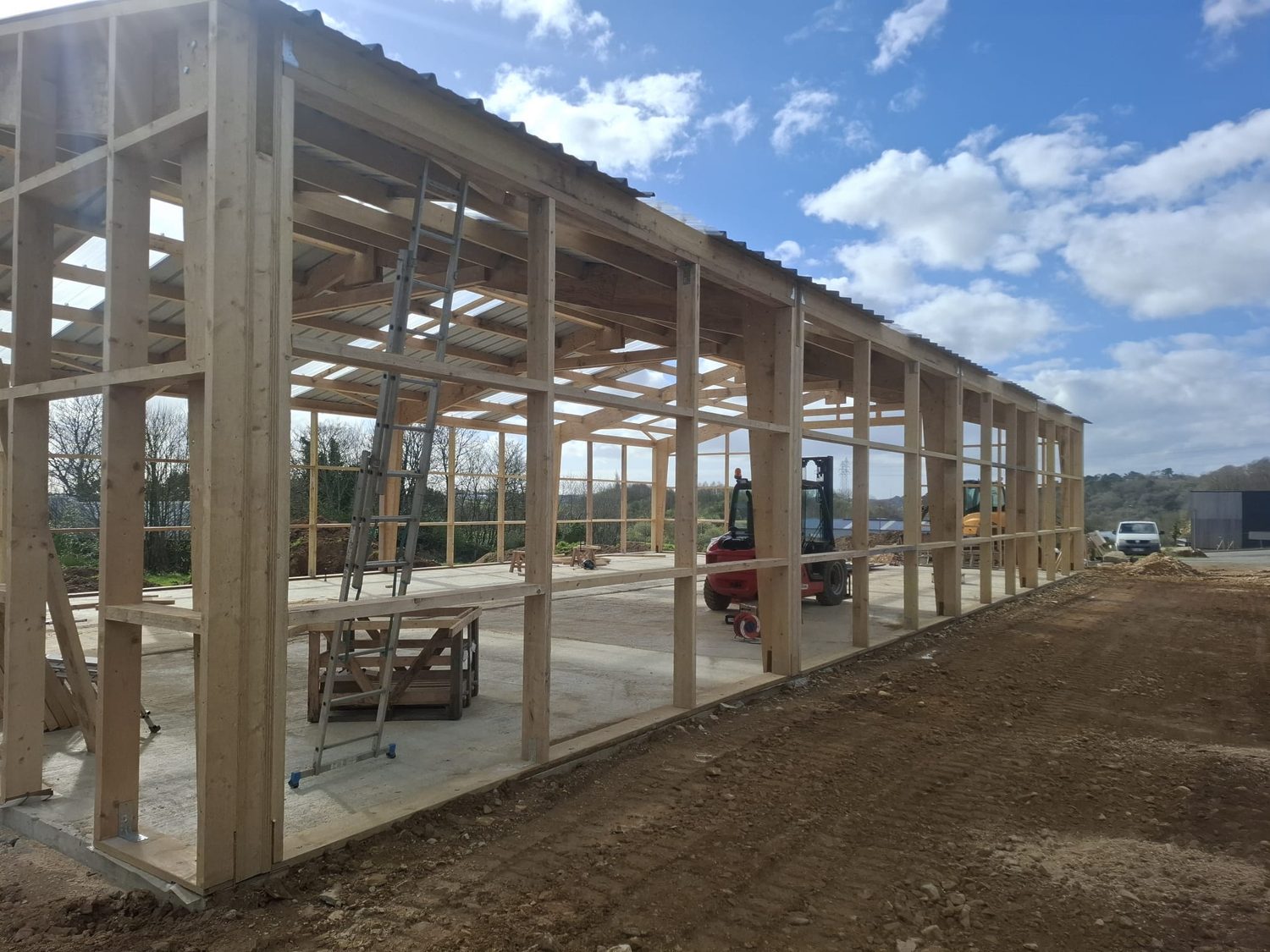 Structure en bois du hangar en cours de construction, vue extérieure