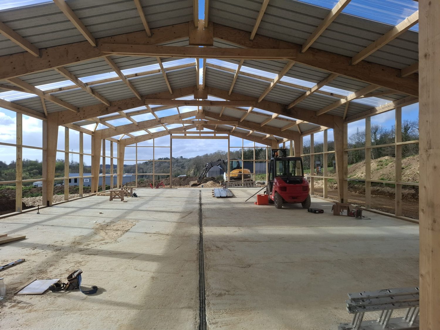 Vue intérieure de la charpente et de la couverture du hangar