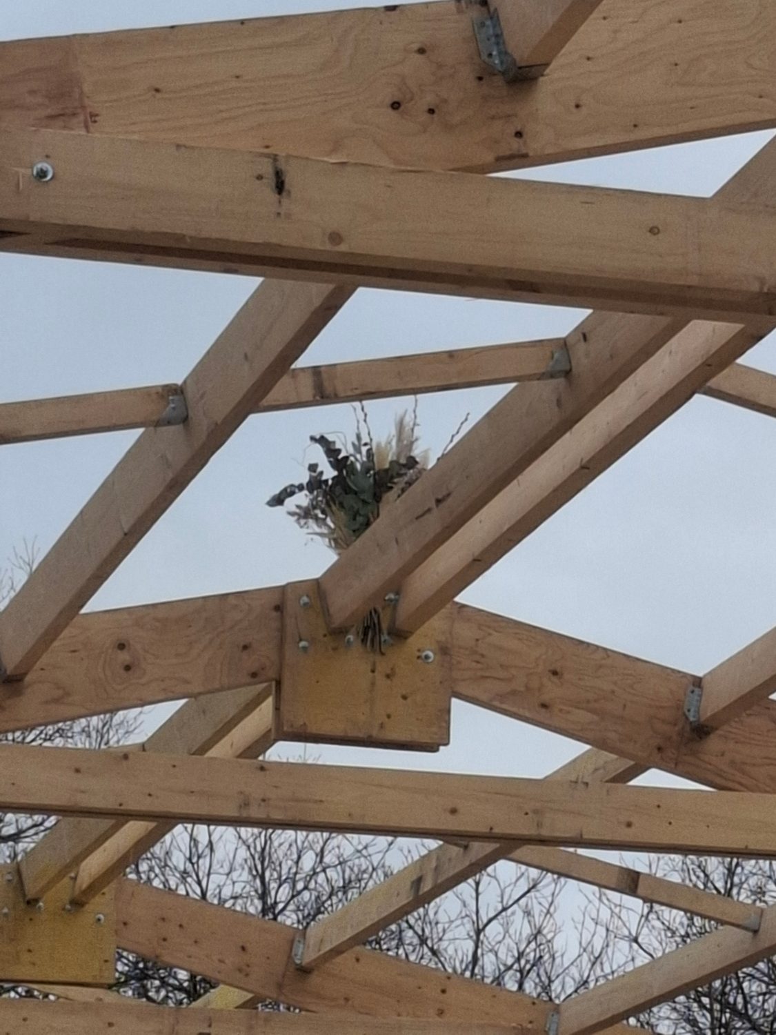 Bouquet de charpente fixé sur la structure, selon la tradition charpentière