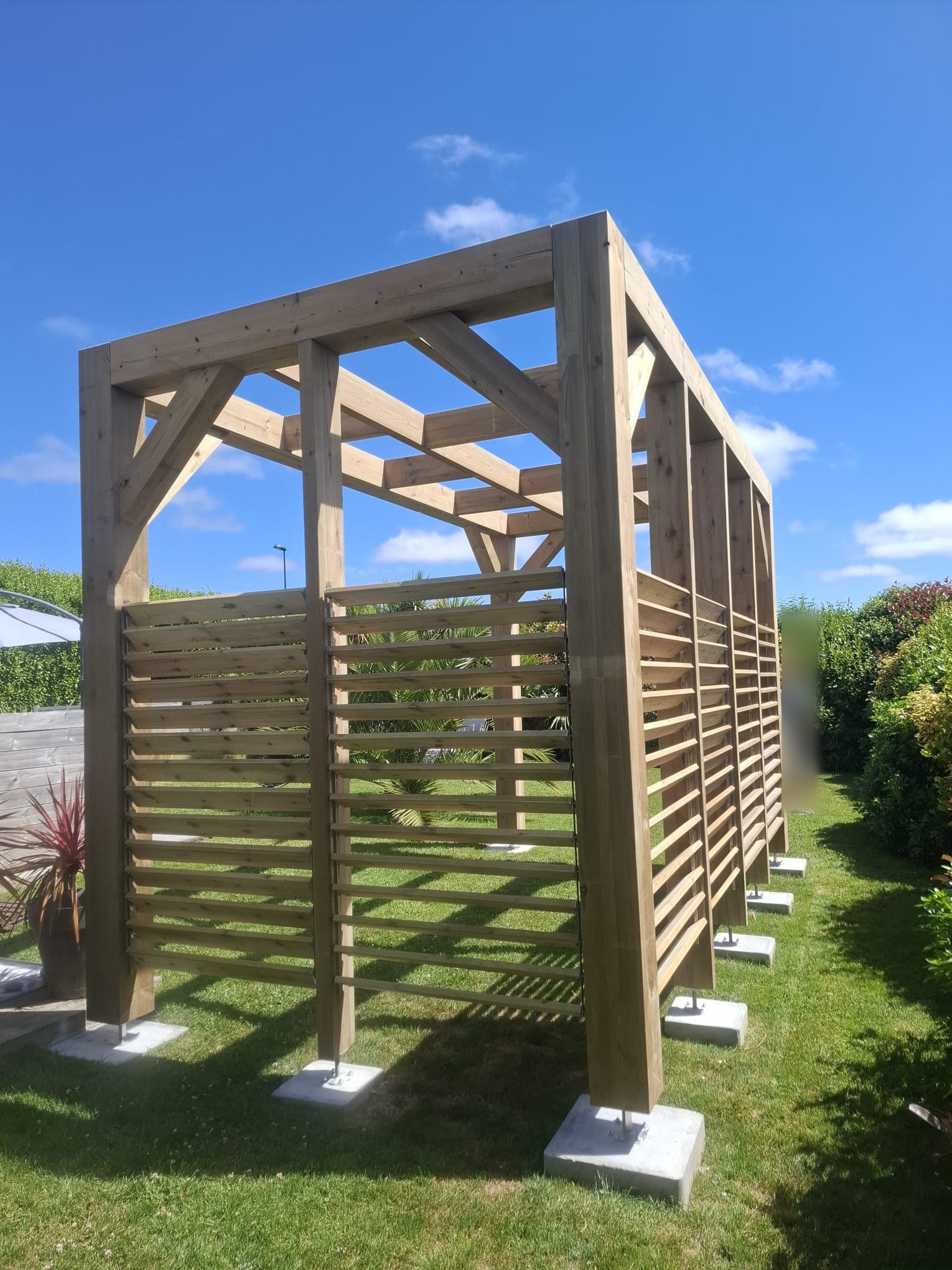 Structure de la pergola et claustra à lames orientables en pin traité