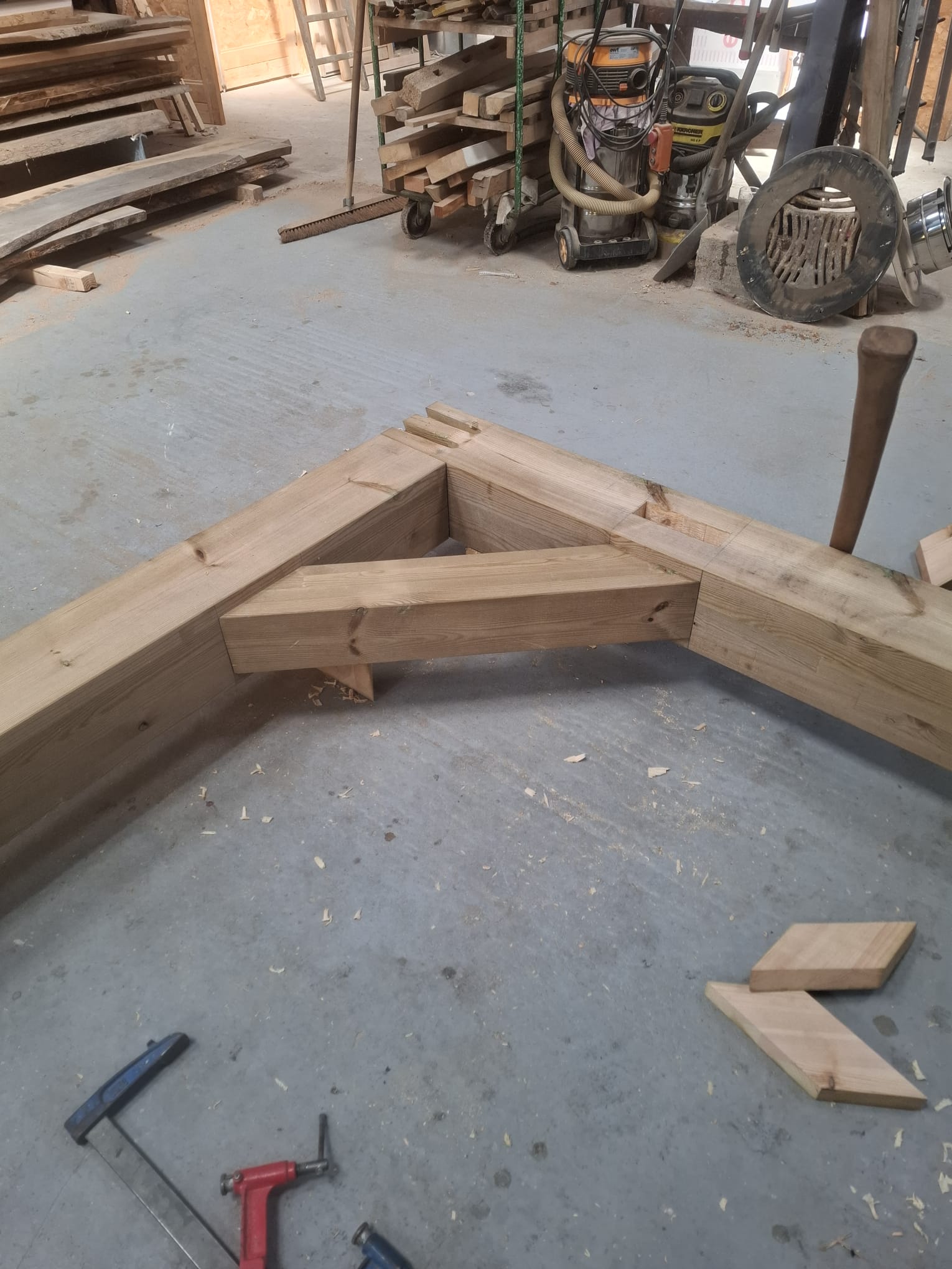Assemblage traditionnel à tenon et mortaise en atelier, monté sans clou ni vis