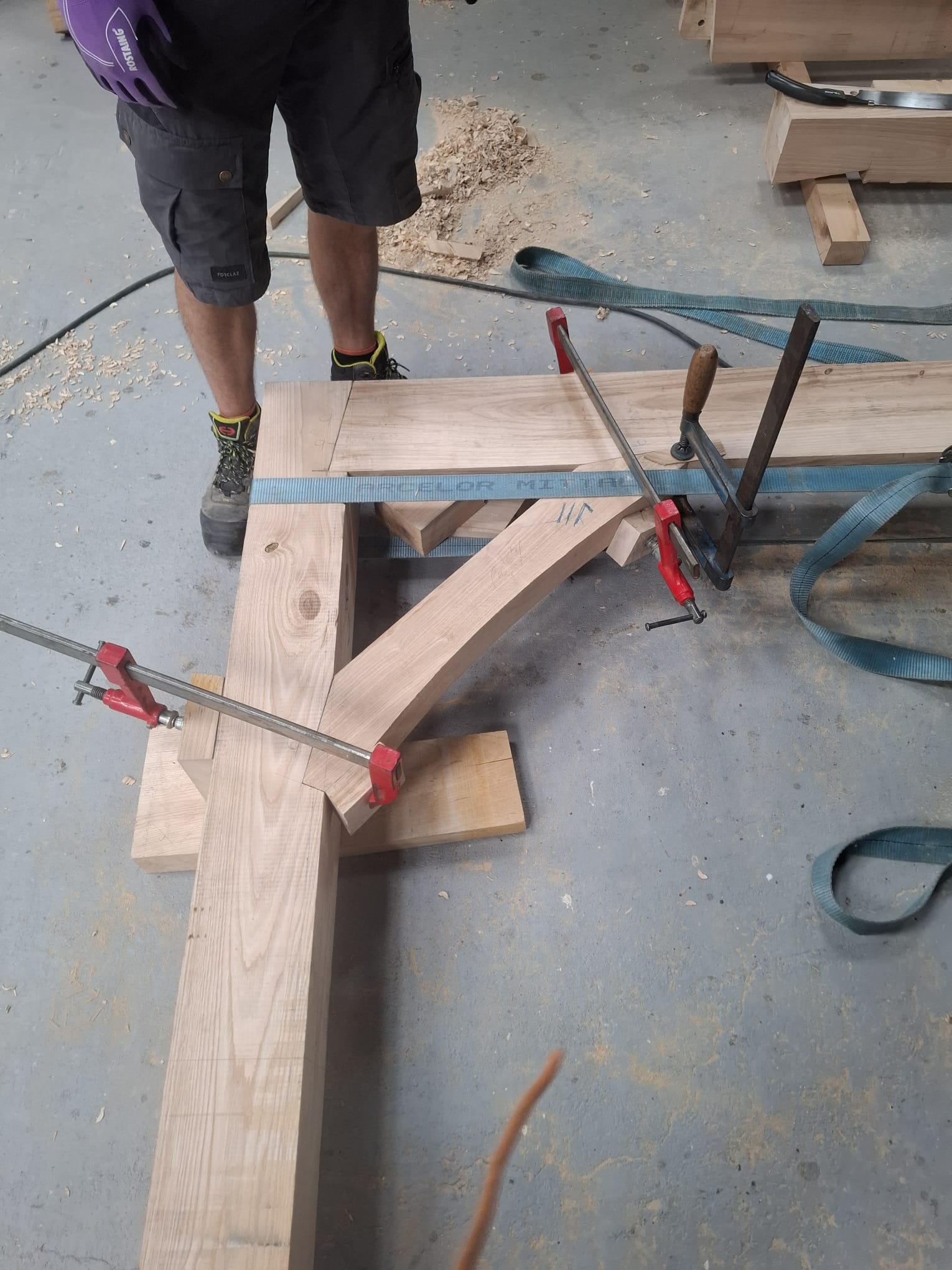 Assemblage traditionnel de la pergola en atelier, serrage des pièces sans clou ni vis