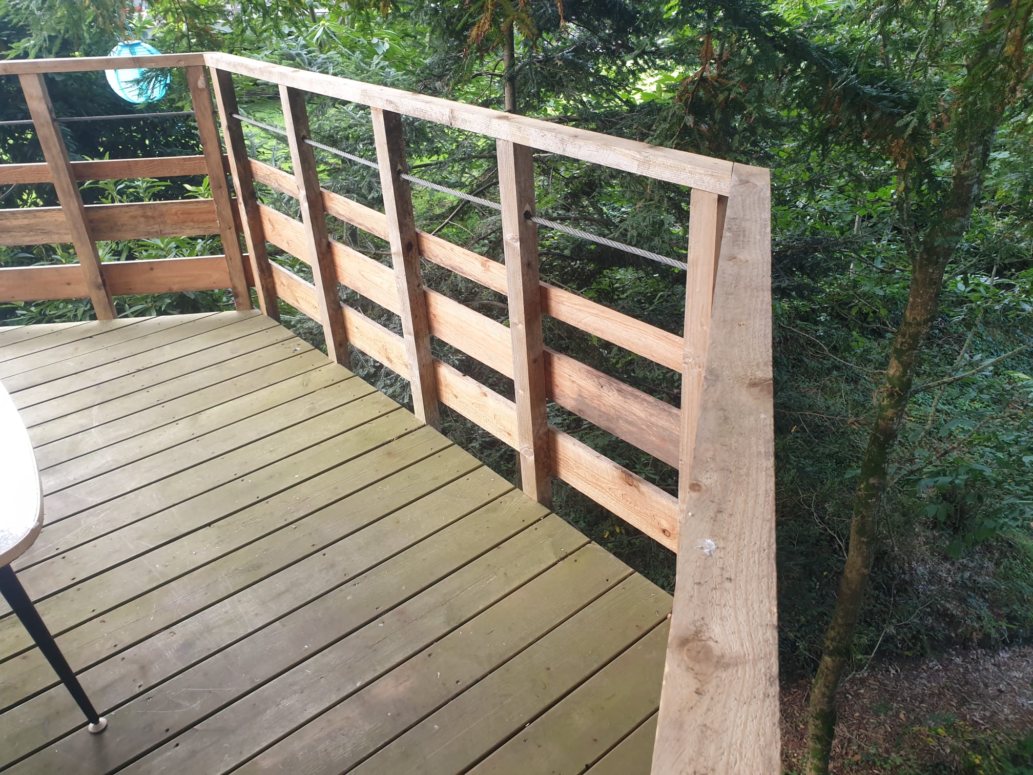 Détail du garde-corps en bois de la plateforme perchée