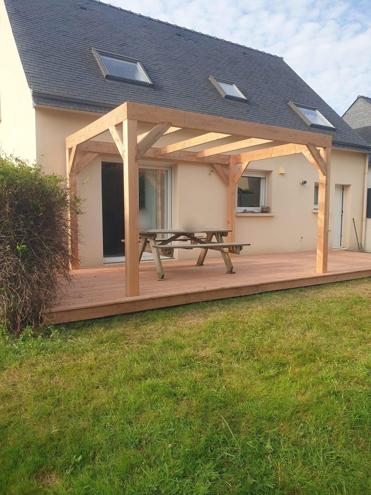 Terrasse en Douglas et sa pergola, vue depuis le jardin à Quimper
