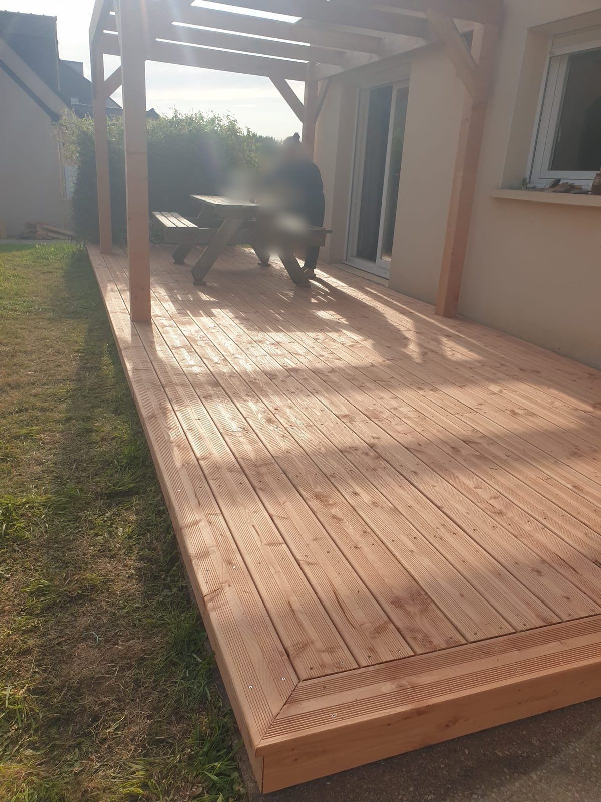 Terrasse en Douglas avec pergola et table, vue d'angle