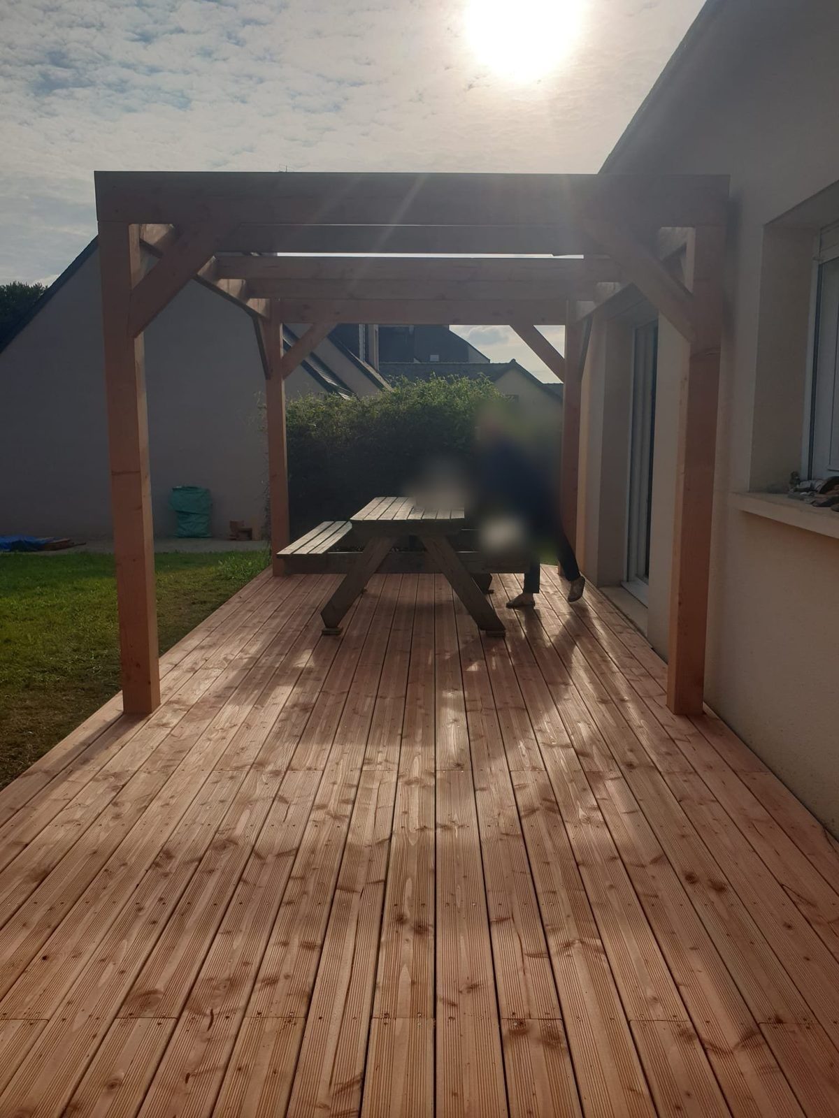 Espace ombragé sous la pergola en Douglas, en continuité de la terrasse