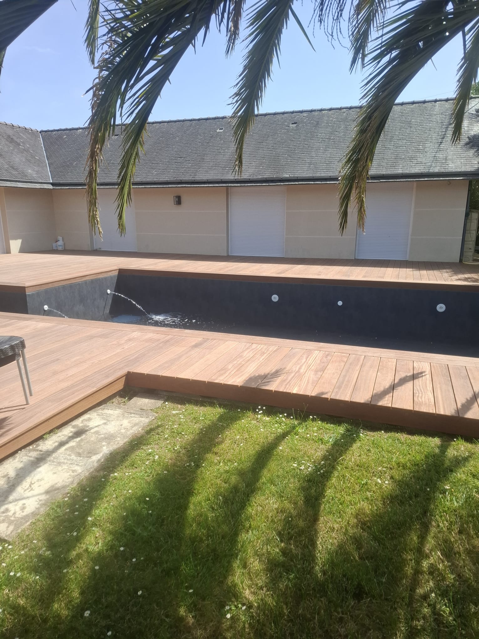 Plage de piscine en Cumaru avec jet d'eau le long du bassin